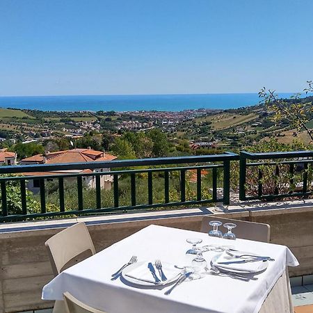 Hotel Ristorante Il Grillo Акуавива Пичена Екстериор снимка