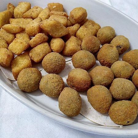 Hotel Ristorante Il Grillo Акуавива Пичена Екстериор снимка