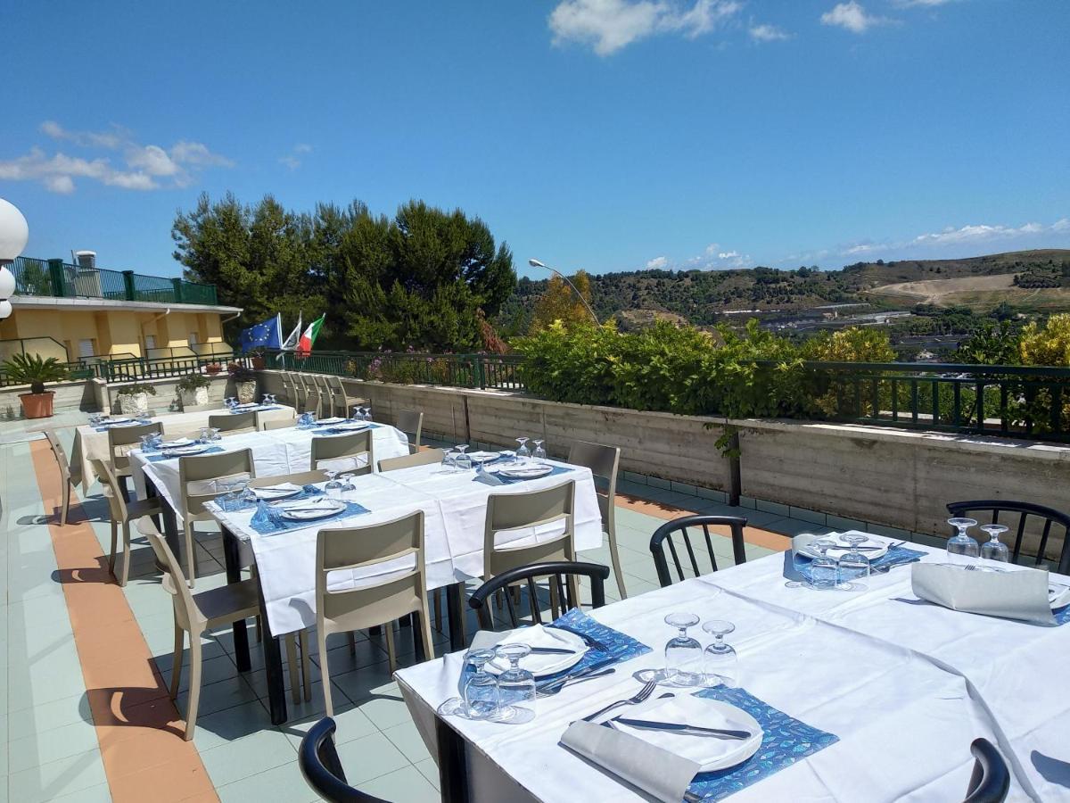 Hotel Ristorante Il Grillo Акуавива Пичена Екстериор снимка