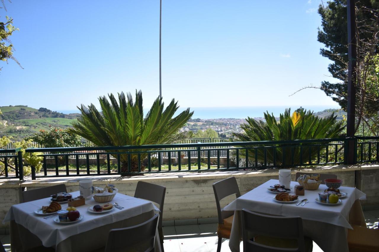 Hotel Ristorante Il Grillo Акуавива Пичена Екстериор снимка