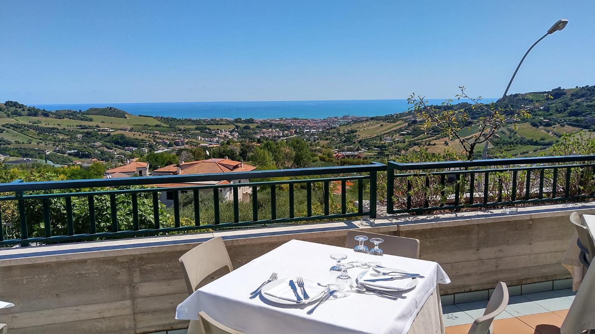 Hotel Ristorante Il Grillo Акуавива Пичена Екстериор снимка
