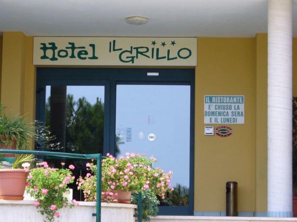 Hotel Ristorante Il Grillo Акуавива Пичена Екстериор снимка