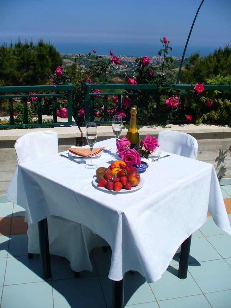 Hotel Ristorante Il Grillo Акуавива Пичена Екстериор снимка