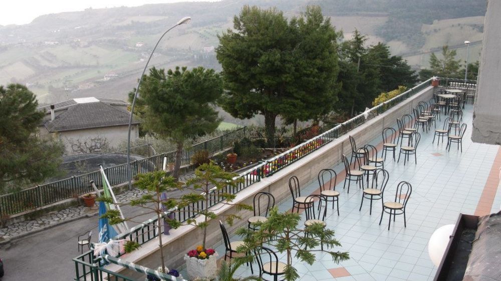Hotel Ristorante Il Grillo Акуавива Пичена Екстериор снимка