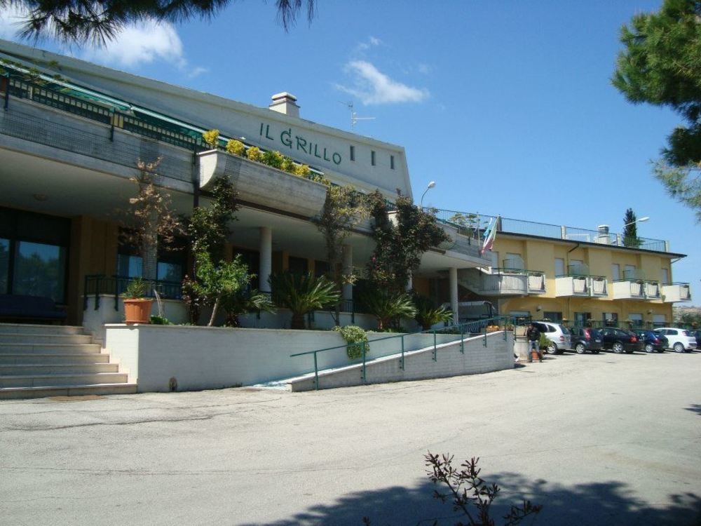 Hotel Ristorante Il Grillo Акуавива Пичена Екстериор снимка