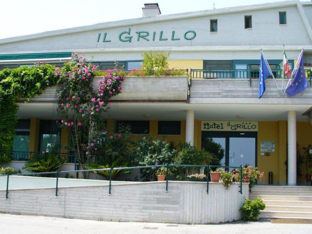 Hotel Ristorante Il Grillo Акуавива Пичена Екстериор снимка